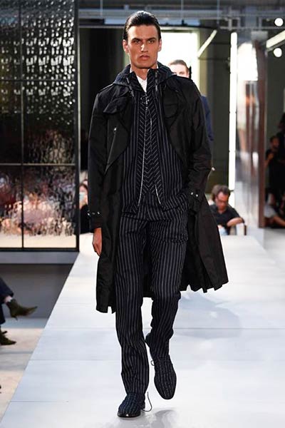 مجموعة Ricardo Tisci الأولى لدار Burberry... تصاميم راقية بلمسة جريئة